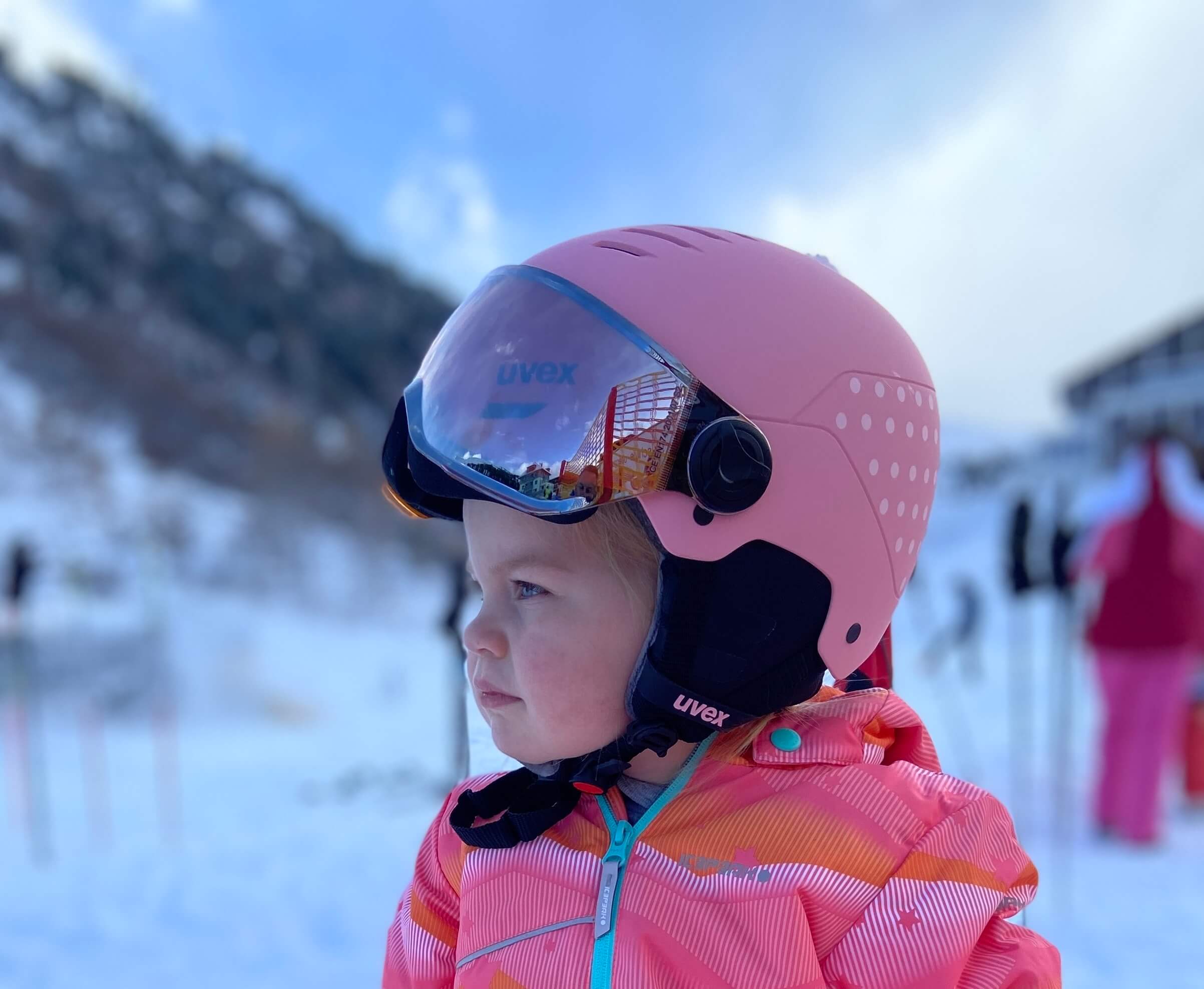Broederschap Dierbare niettemin Skihelm Uvex Junior Rocket Visor: een fijne skihelm voor (kleine) kinderen  | Kids in de bergen