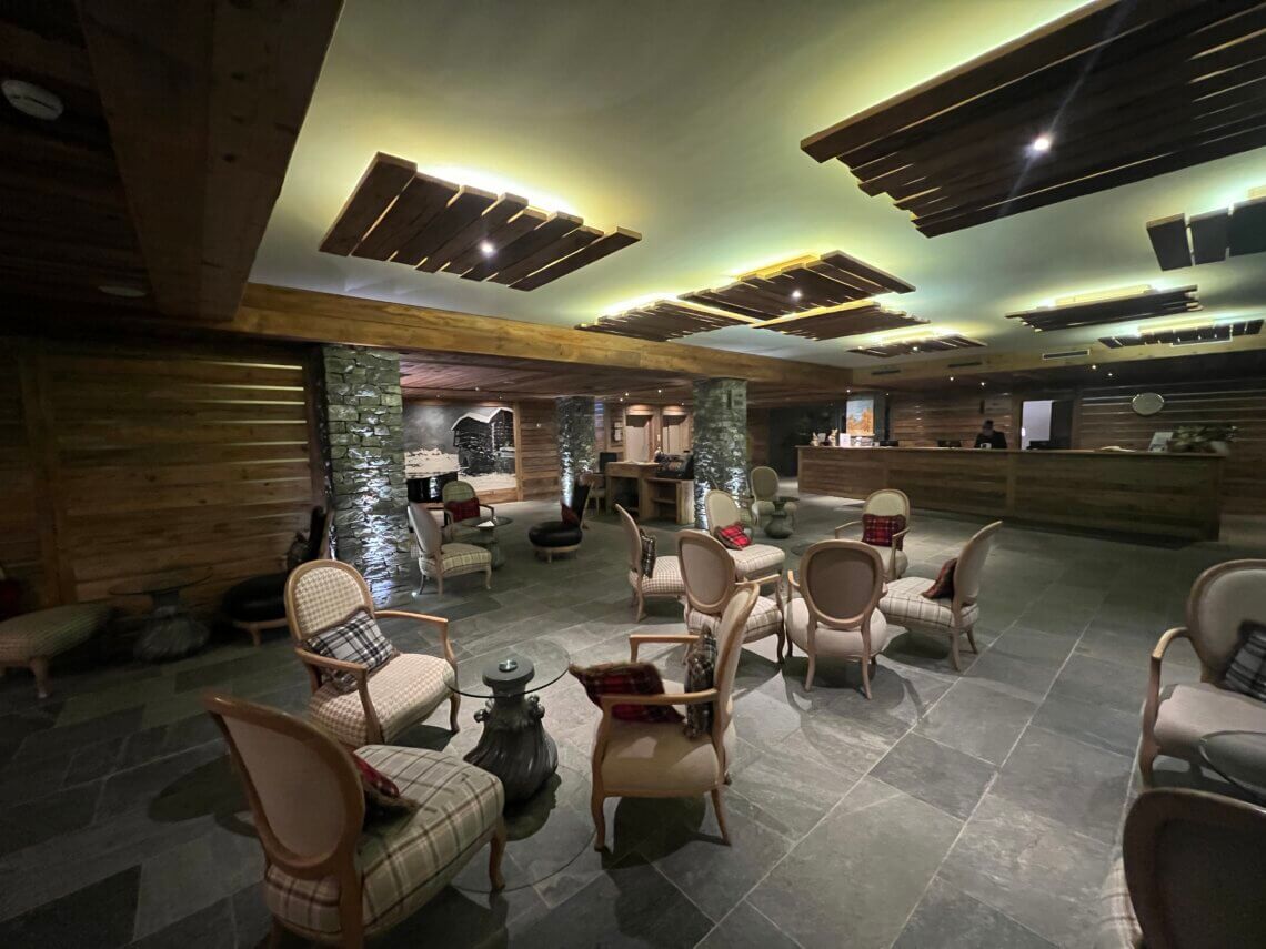 Een gezellig lobby en bar.