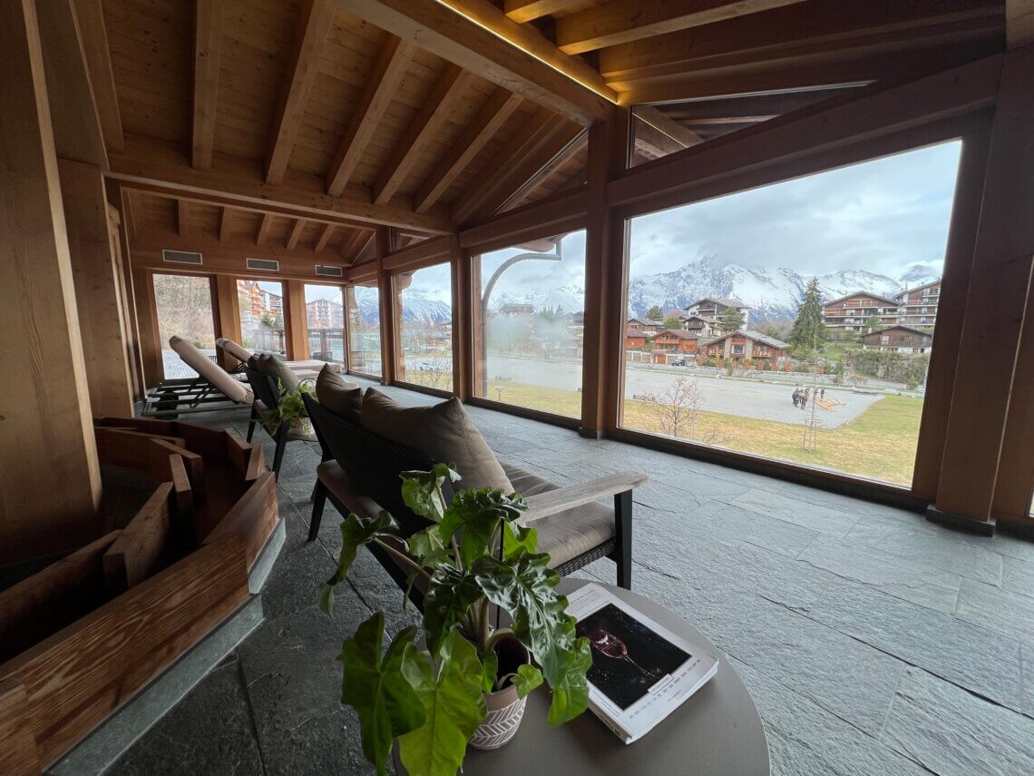 Hotel Nendaz 4 Vallées & Spa heeft een fantastische spa met o.a. deze panorama sauna.