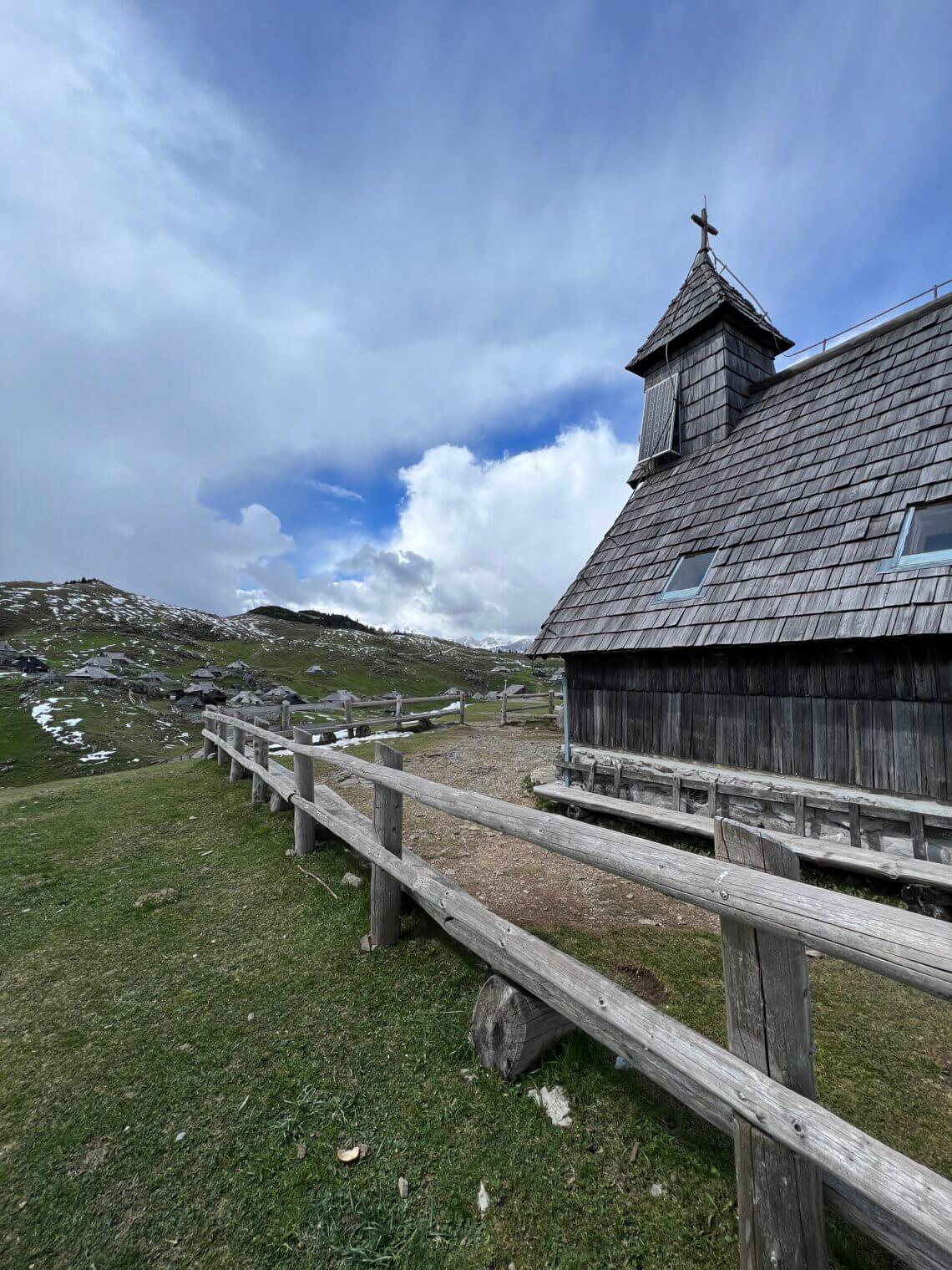 En de beroemde kapel op de Velika planina.