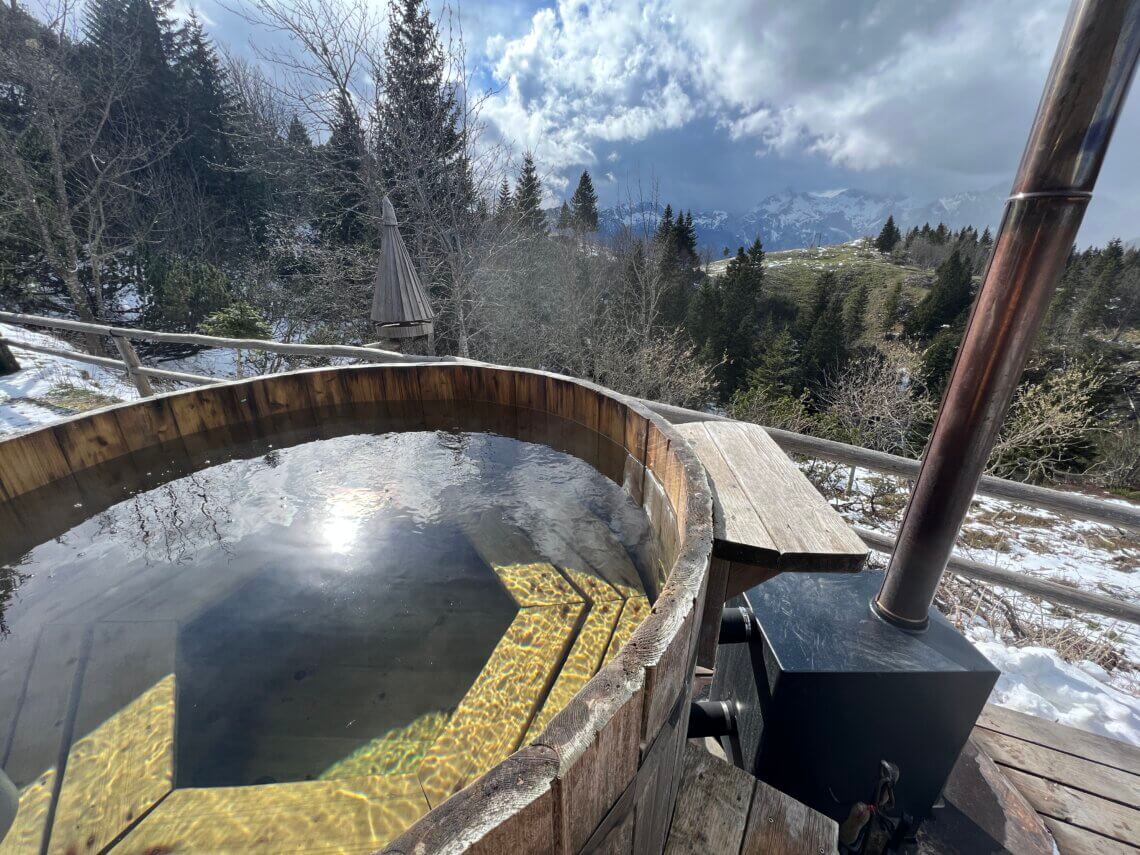 Een eigen hottub op het terras met uitzicht op de bergen.