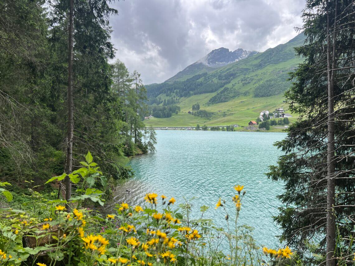 De Davosersee, een heerlijke plek voor een zonnige dag.