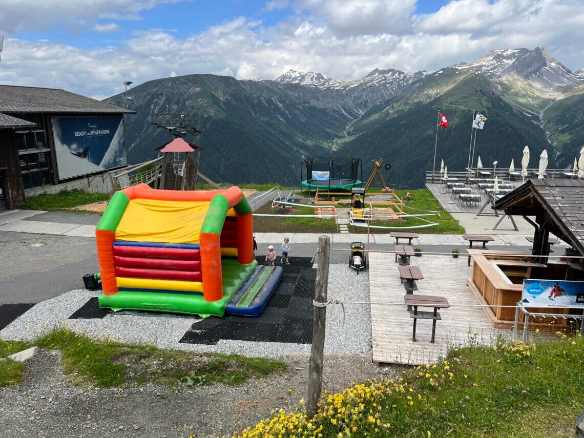 Bij het bergstation van de Rinerhorn is een fijne speeltuin.