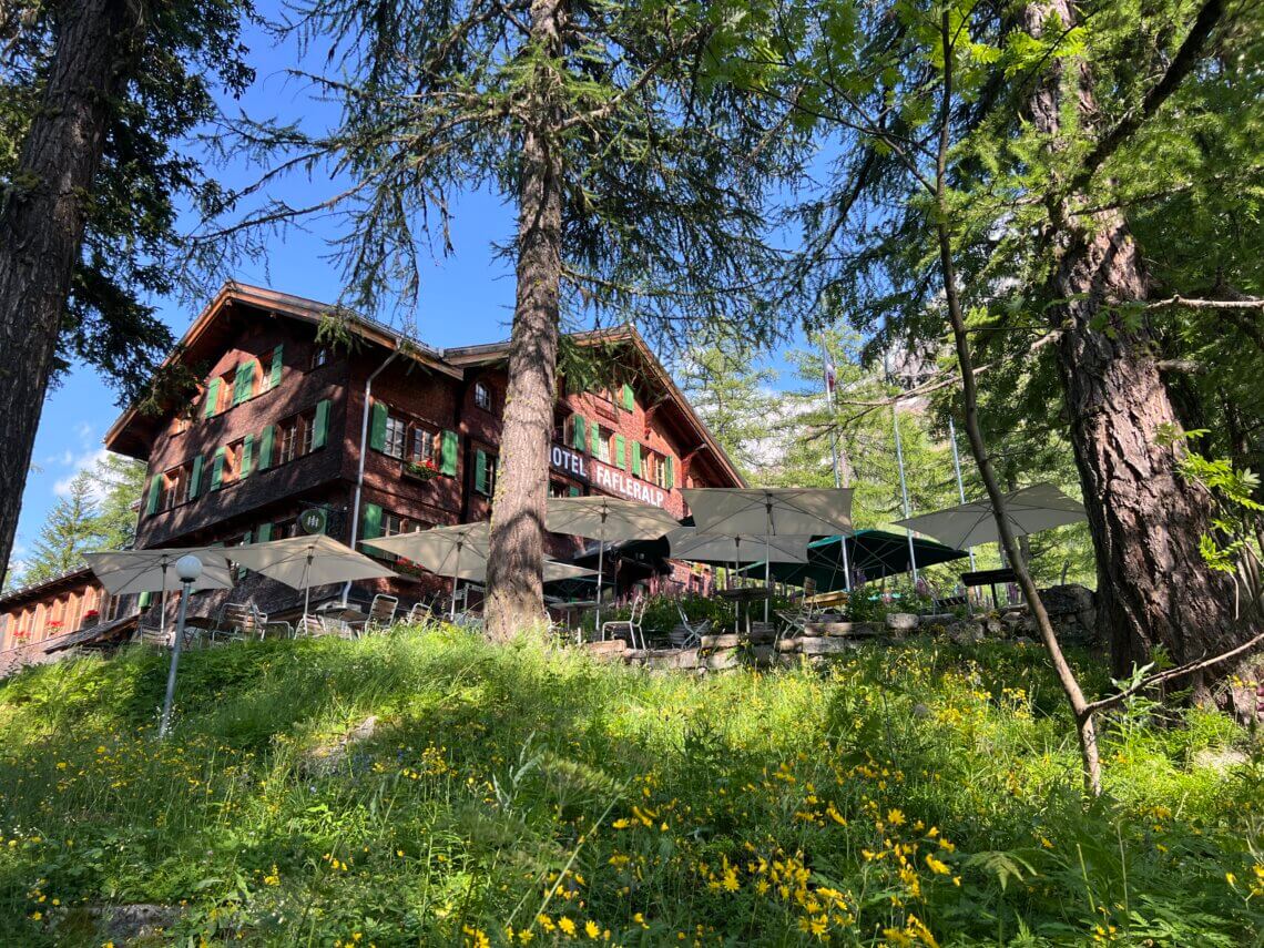 Verscholen in het bos ligt hotel Fafleralp Hideaway Resort.