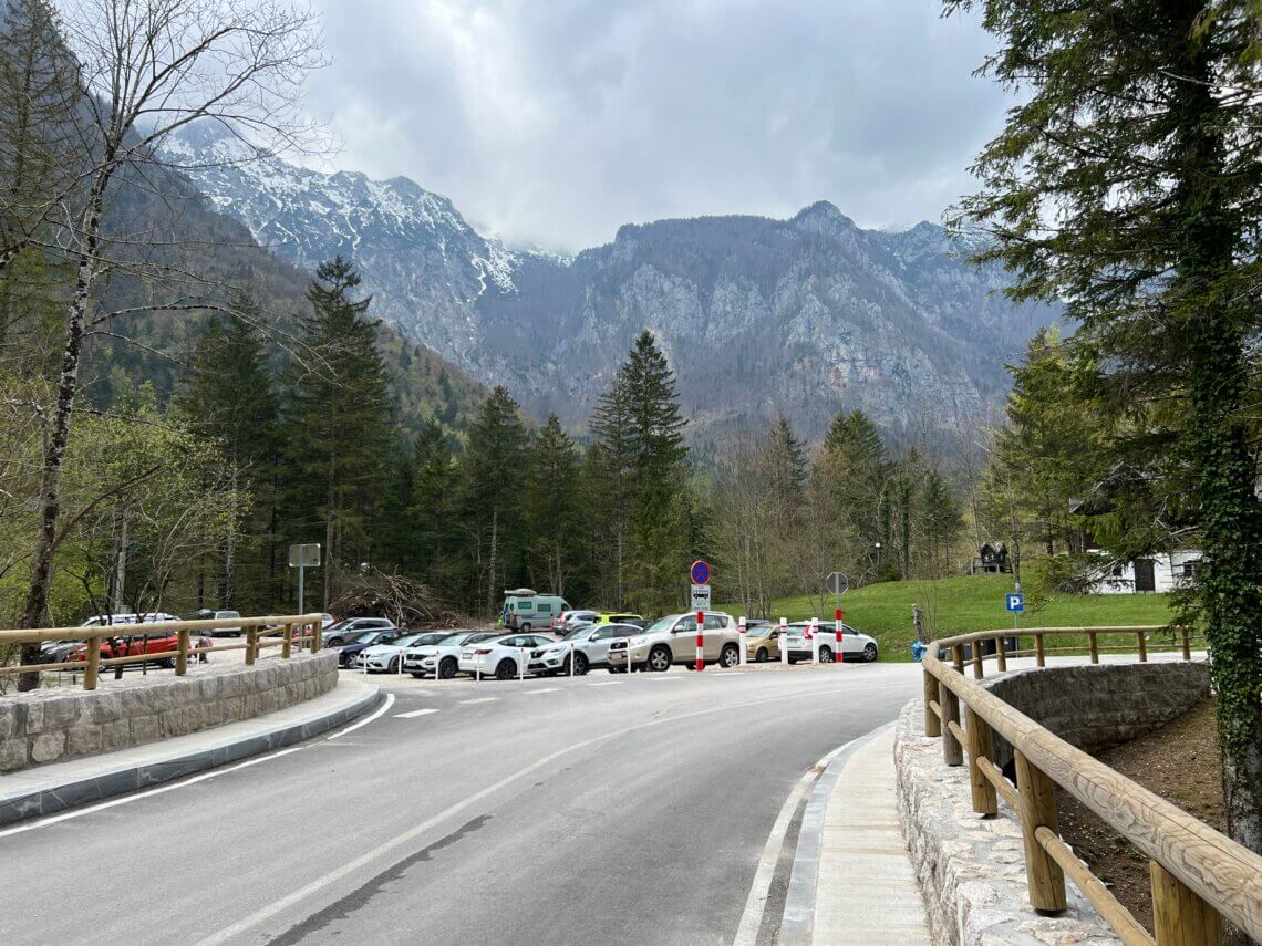 De parkeerplaats bij de Kamniška Bistrica in Kamnik regio.