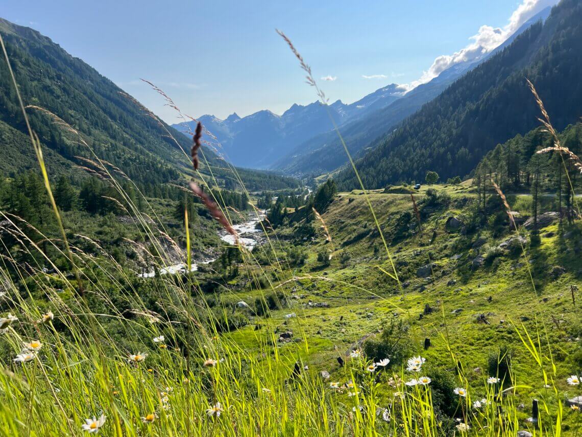 We rijden helemaal naar het einde van het Lötchental waar hotel Fafleralp ligt.