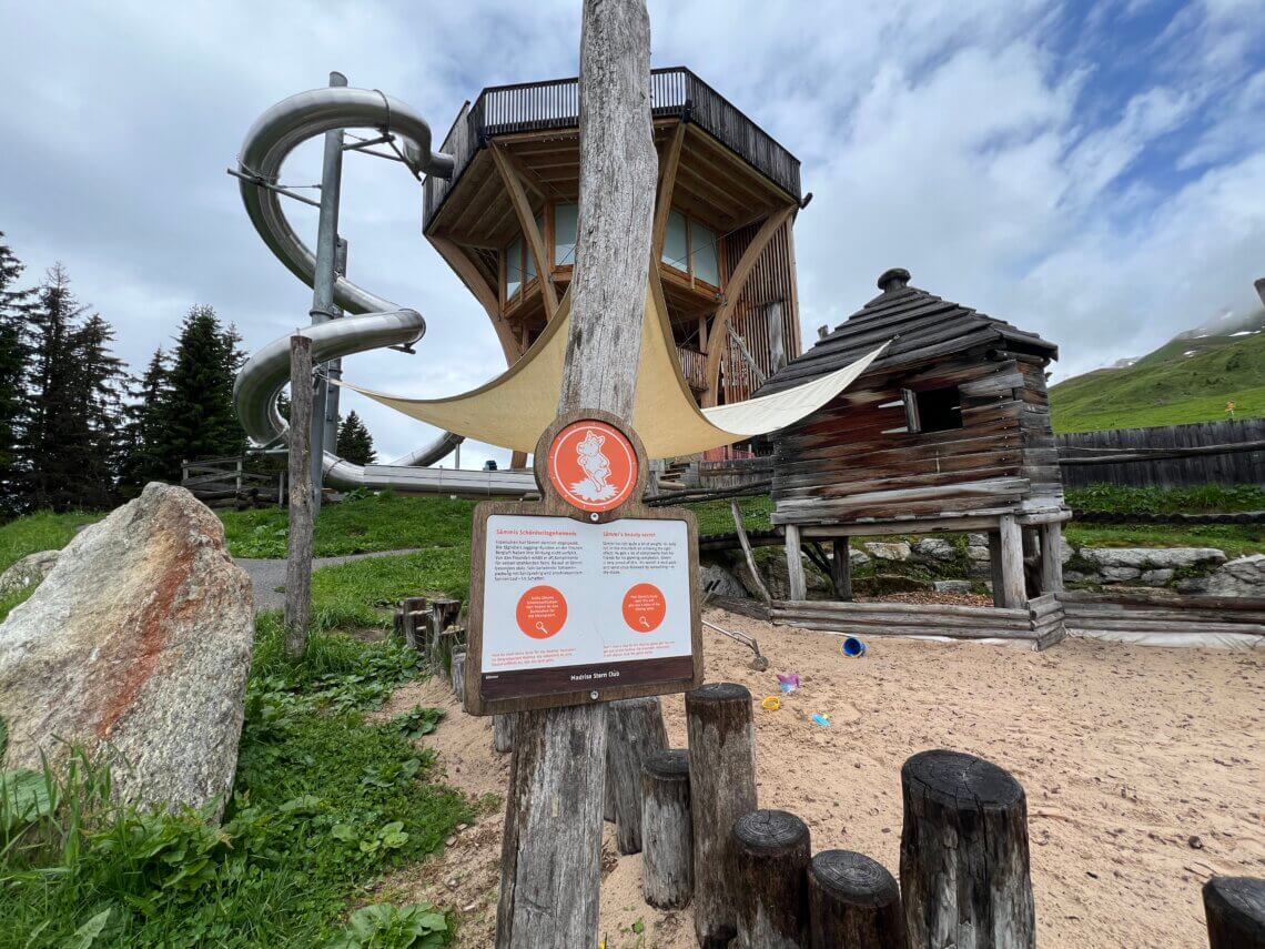 De schattenjacht waarbij we op zoek gaan naar de 5 dierenvrienden op de Madrisa Alp.