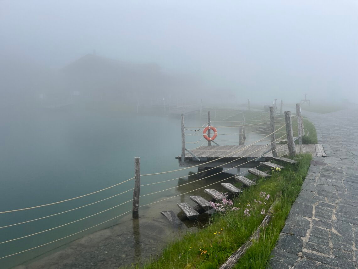 Nu in de mist, maar hier is een leuk blotevoetenpad aangelegd.