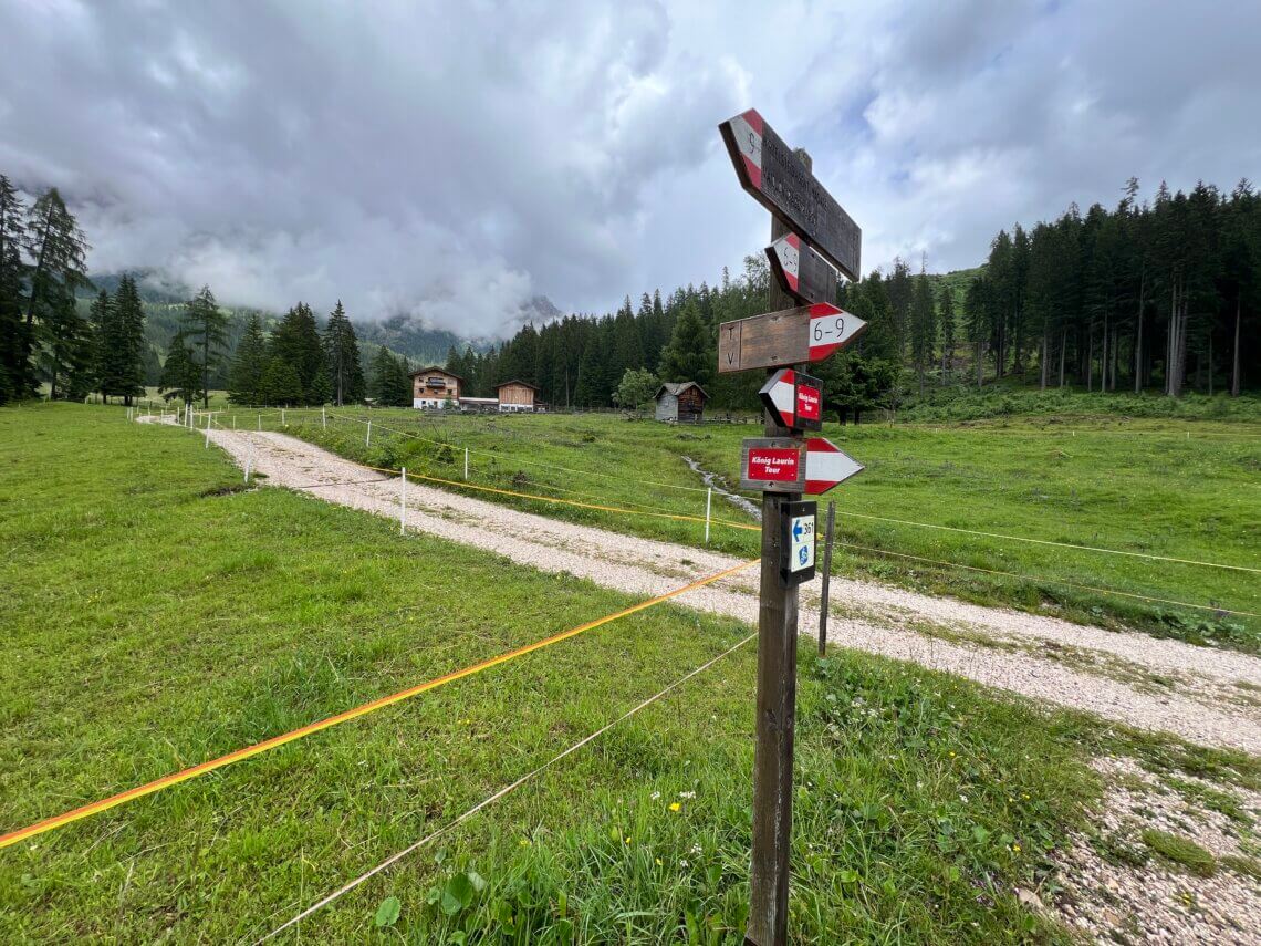 Via een groene vallei weer richting Lago di Carezza.