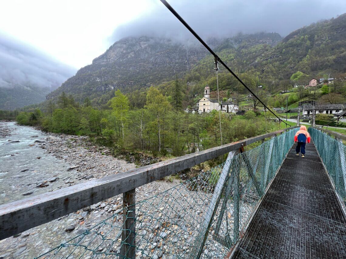 Over de wiebelbrug naar Frasco.