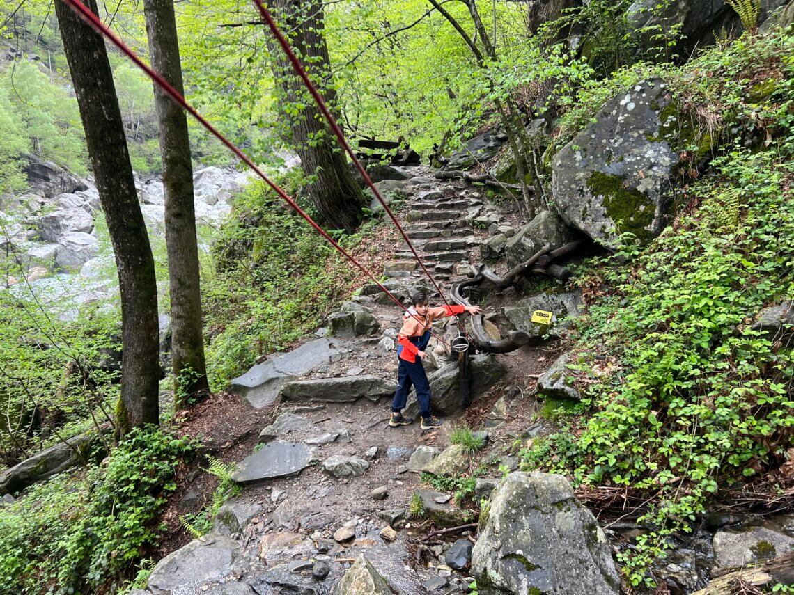 De knikkerwandeling in Valle Verzasca in Ticino.