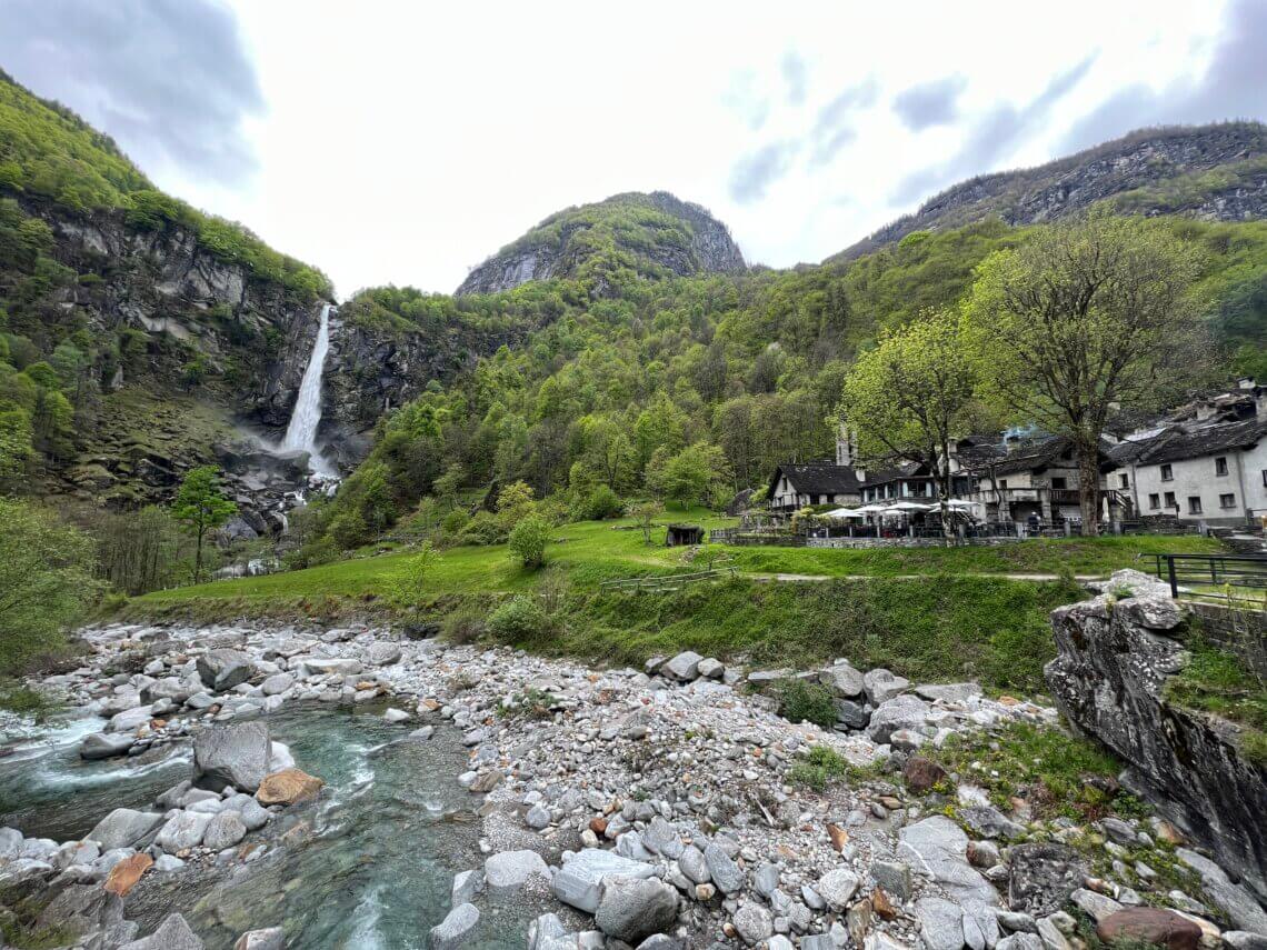  Foroglio met in de verte de waterval.