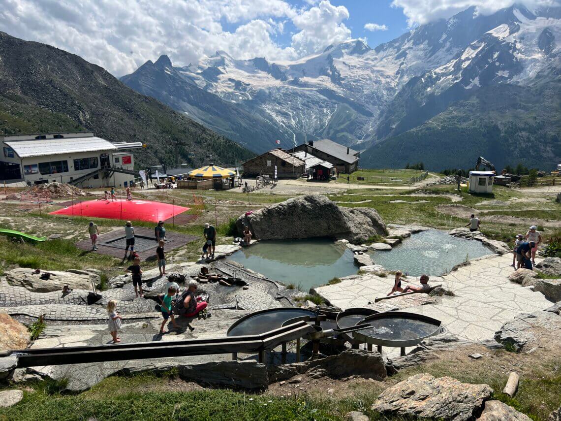 Lekker spelen in de bergen van Saas-Fee. Met kinderen is Kreuzboden een topplek!