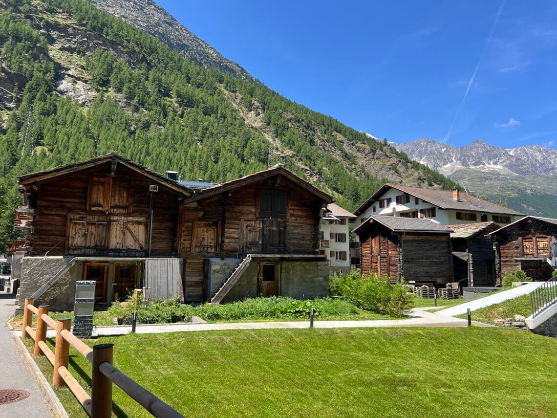 Het Saastal bestaat uit verschillende mooie dorpjes met typische Walliser chalets.