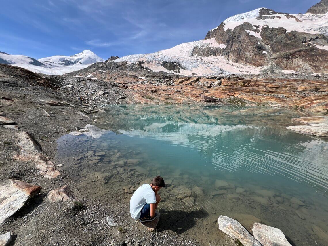 Het prachtige Saas-Fee, omgeven door hoge bergen, gletsjers, bergmeren, watervallen en meer! 