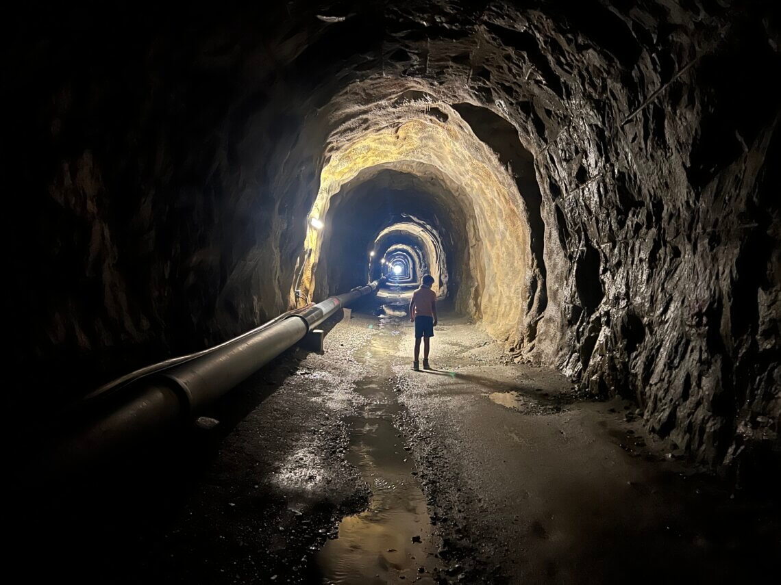 Door de tunnel naar de Gletscherstube.