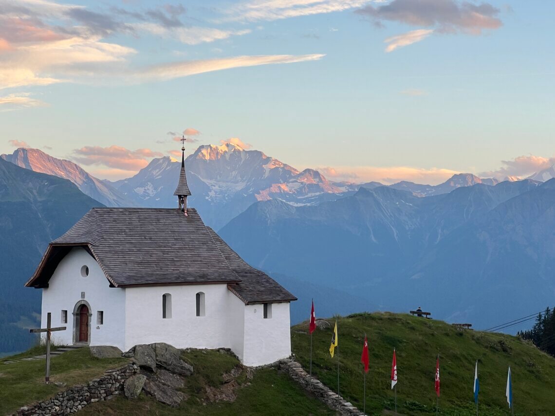 In de avond gaan we pas terug met prachtig uitzicht op het kerkje van de Riederalp.