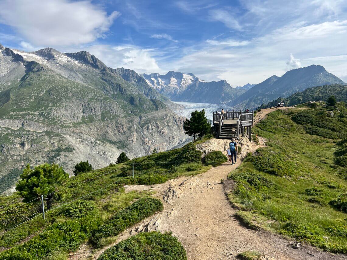 Een wandeling waar je continue langs de prachtige Aletsch gletsjer loopt.