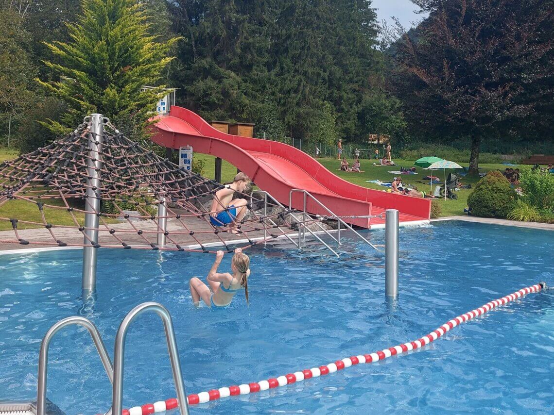 Allwetterbad Aquarena Montafon met grote glijbaan en klimtoestellen