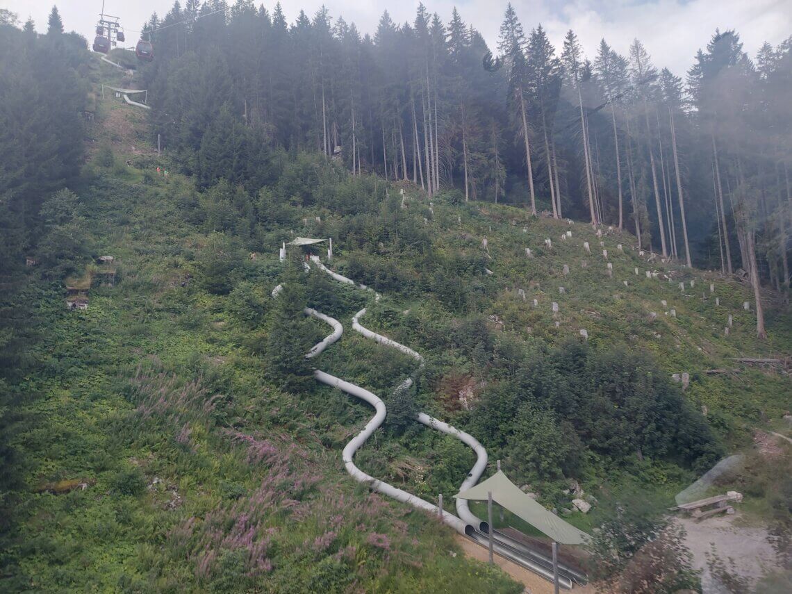 Vanuit de gondel zien we de glijbanen al