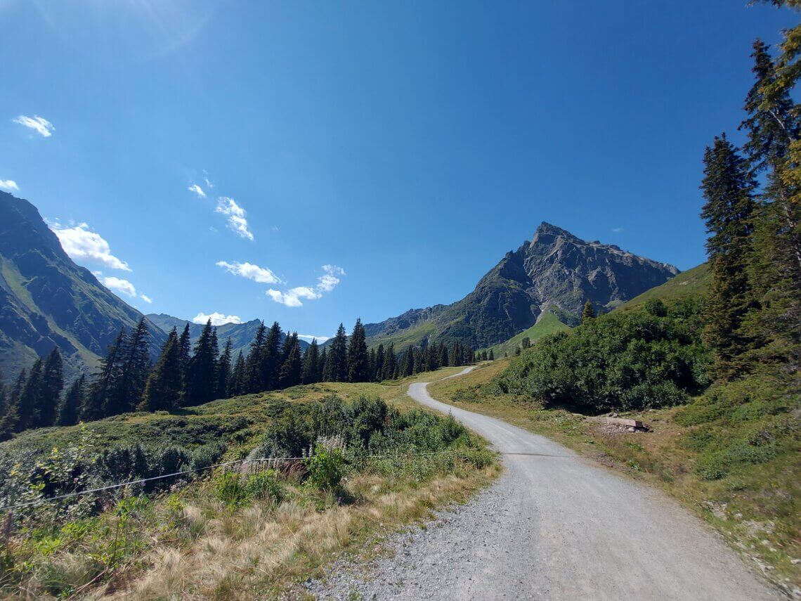 Fantastisch uitzicht tijdens het mountaincarten