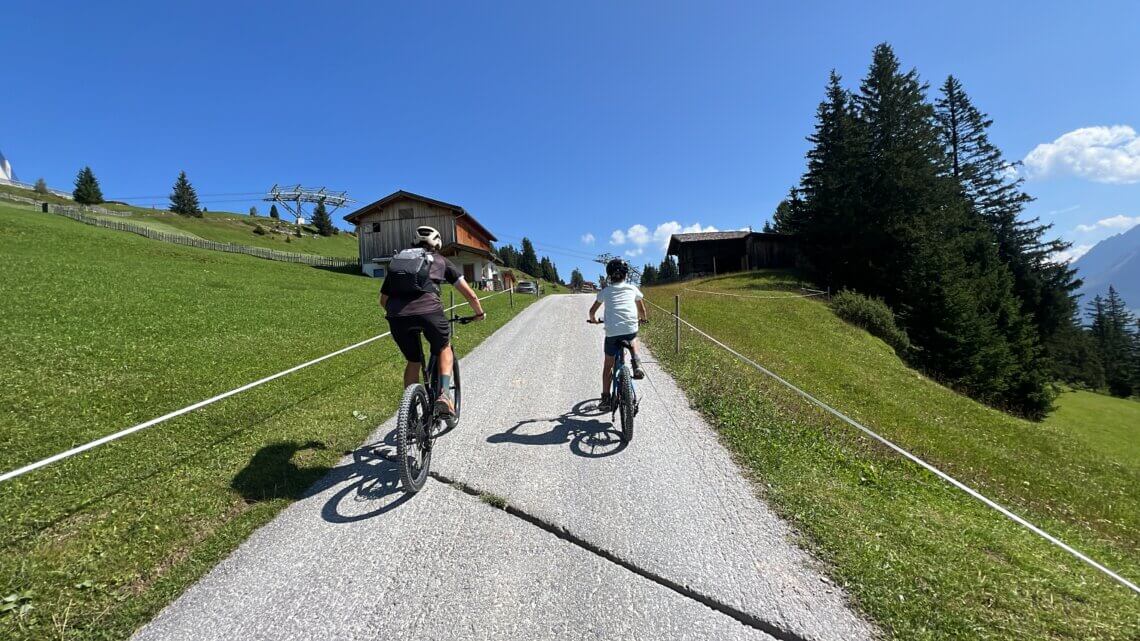 E-biken rondom Mayrhofen. Met kinderen ook een leuke activiteit.