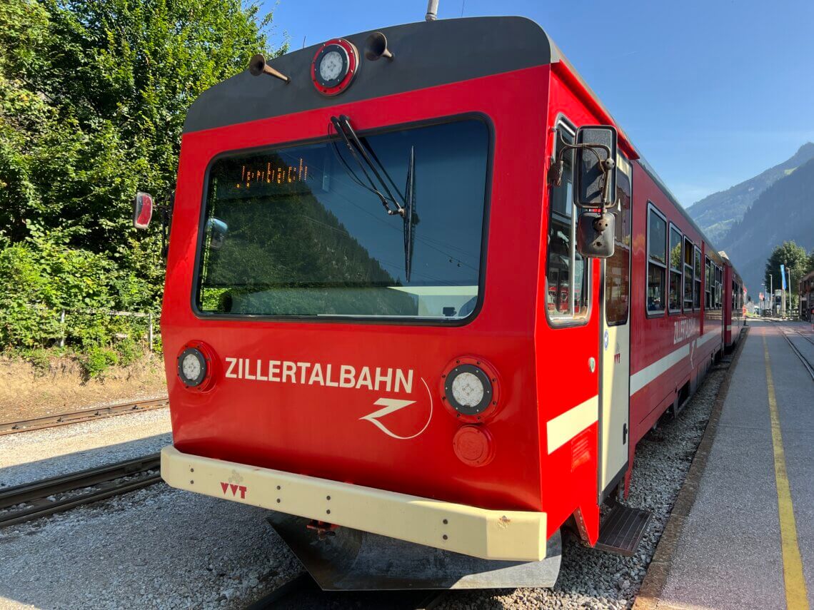 Vanaf Jenbach gaat de Zillertalbahn midden door het Zillertal, naar eindbestemming Mayrhofen.