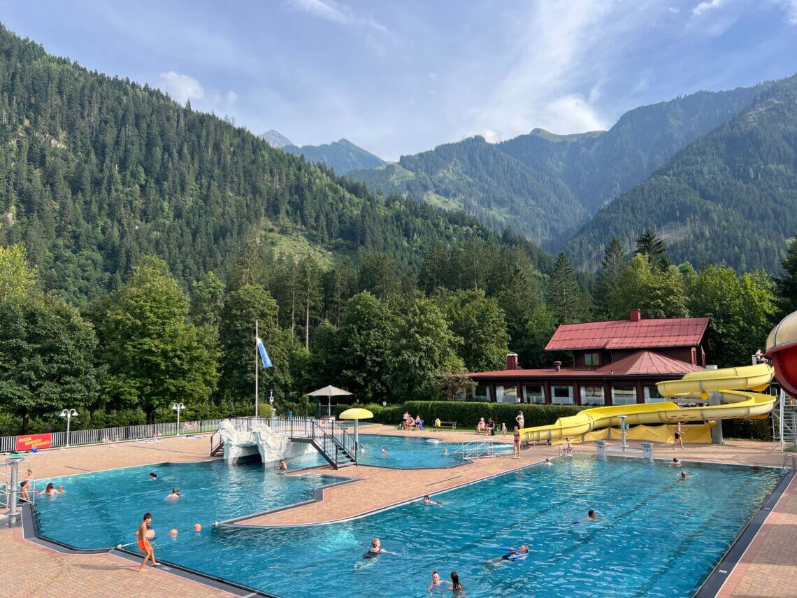 Het buitenband van het openbare zwembad in Mayrhofen is gratis met de Activcard.