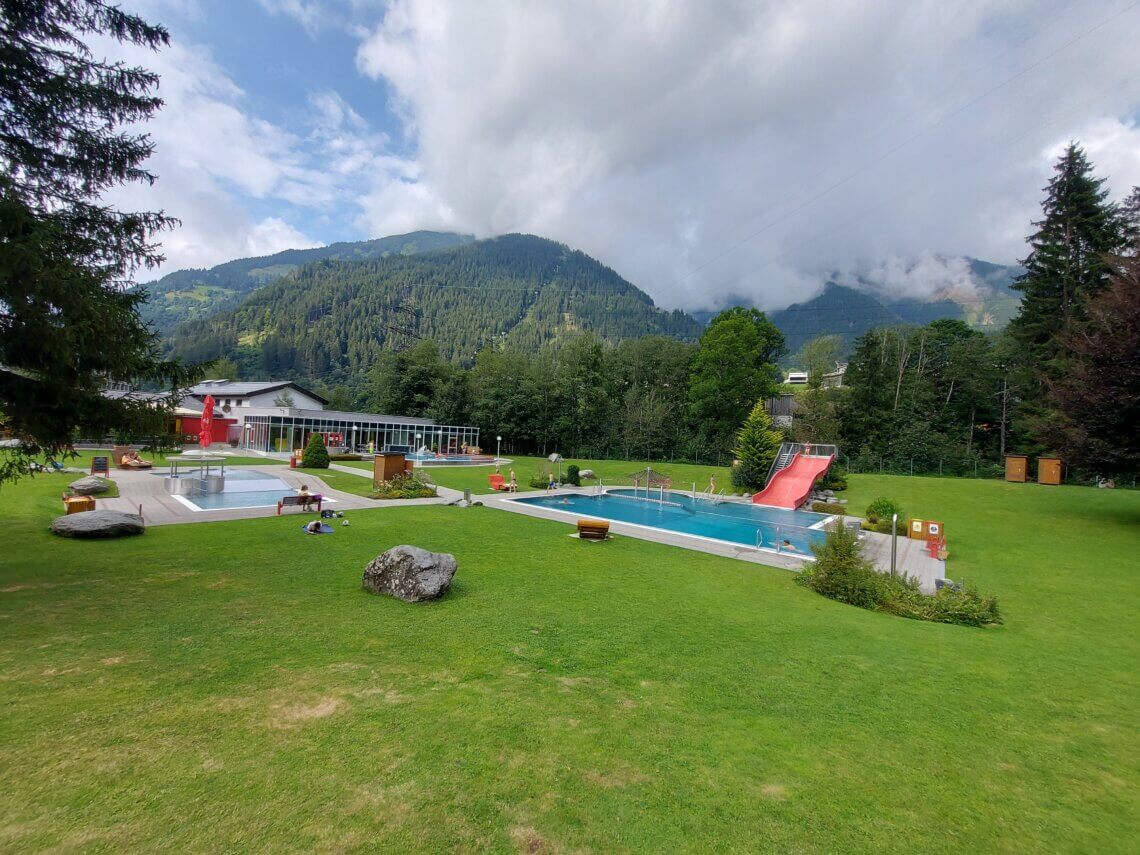 Allwetterbad Aquarena Montafon met een grote ligweide