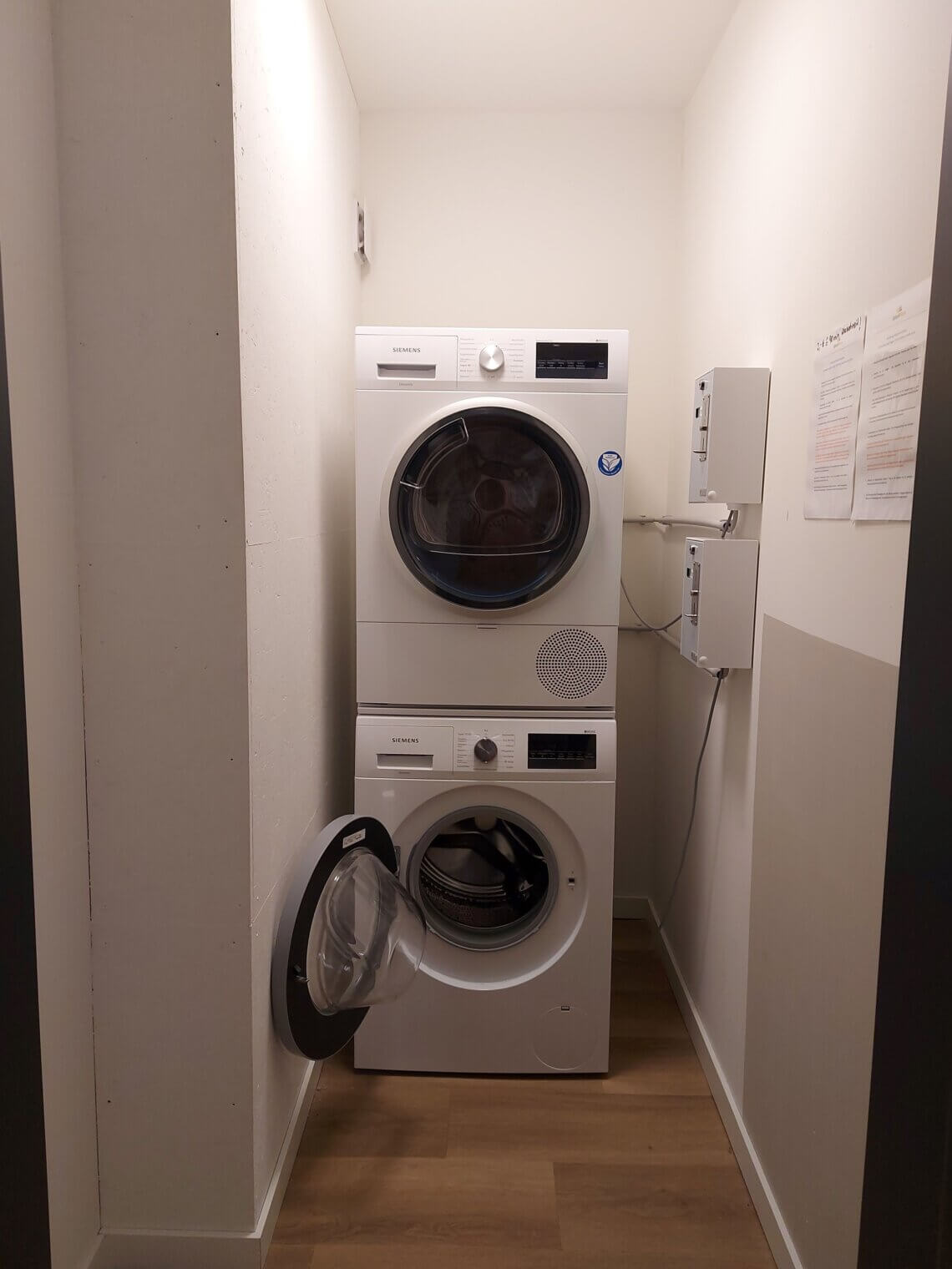 De wasruimte met wasmachine en droger