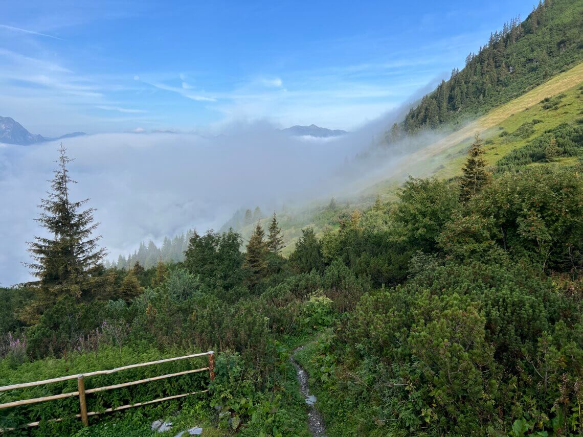 Met de mist nog in het dal gaan we afdalen.