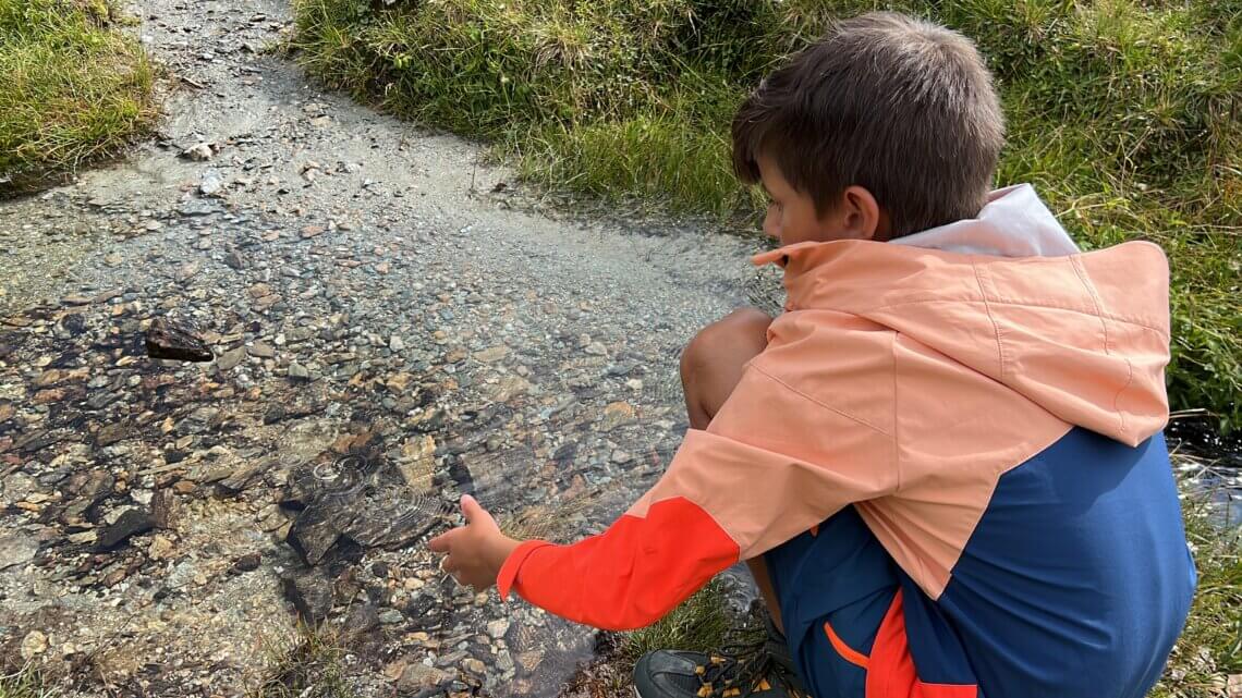 Onderweg komen we hele heldere waterstroompjes tegen.