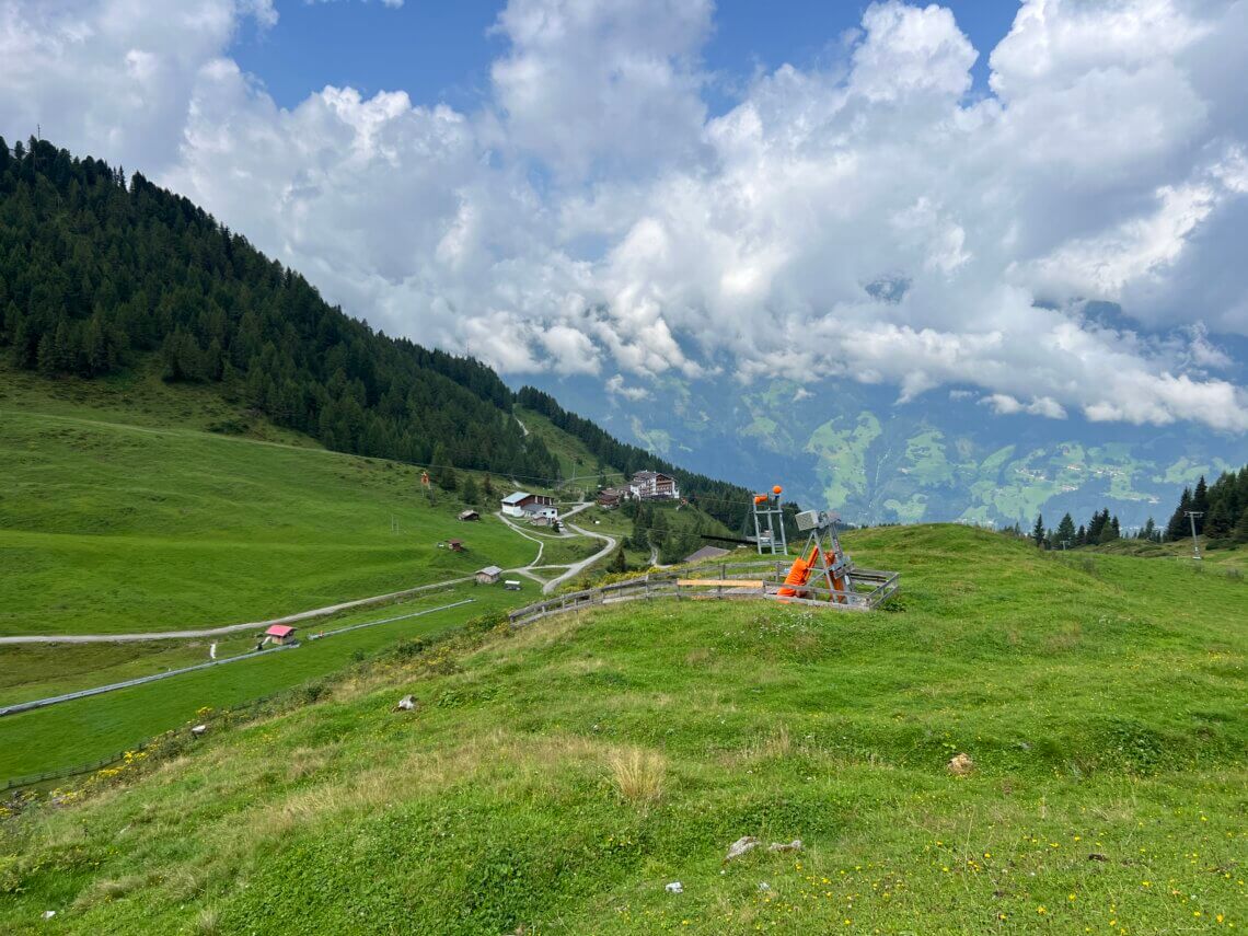 Hier begint onze tocht pas echt en zien we nog het bergstation liggen waar we vandaag komen.