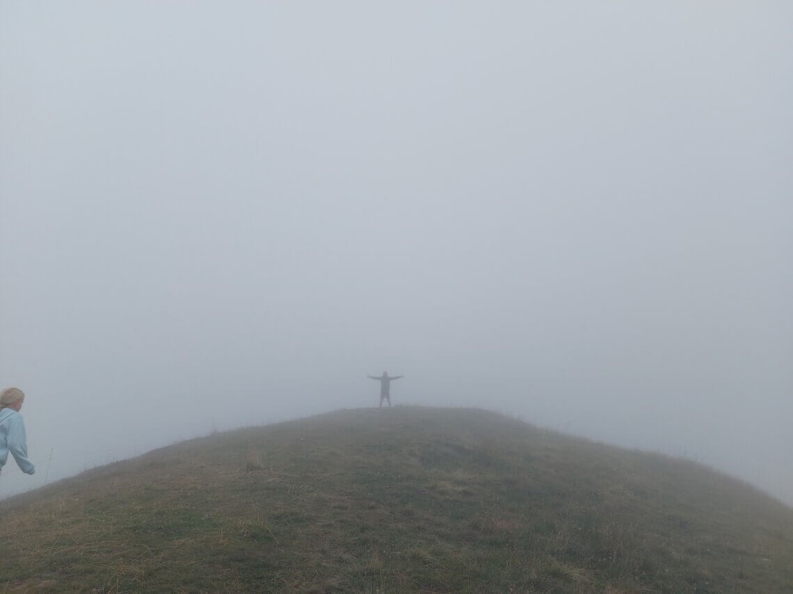 In de wolken boven op de berg