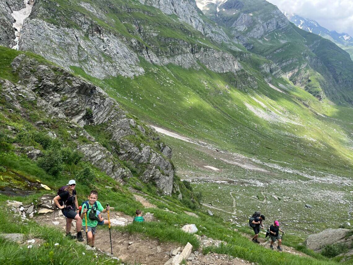 De wandeling gaat na de alm in een zig-zag de berg op