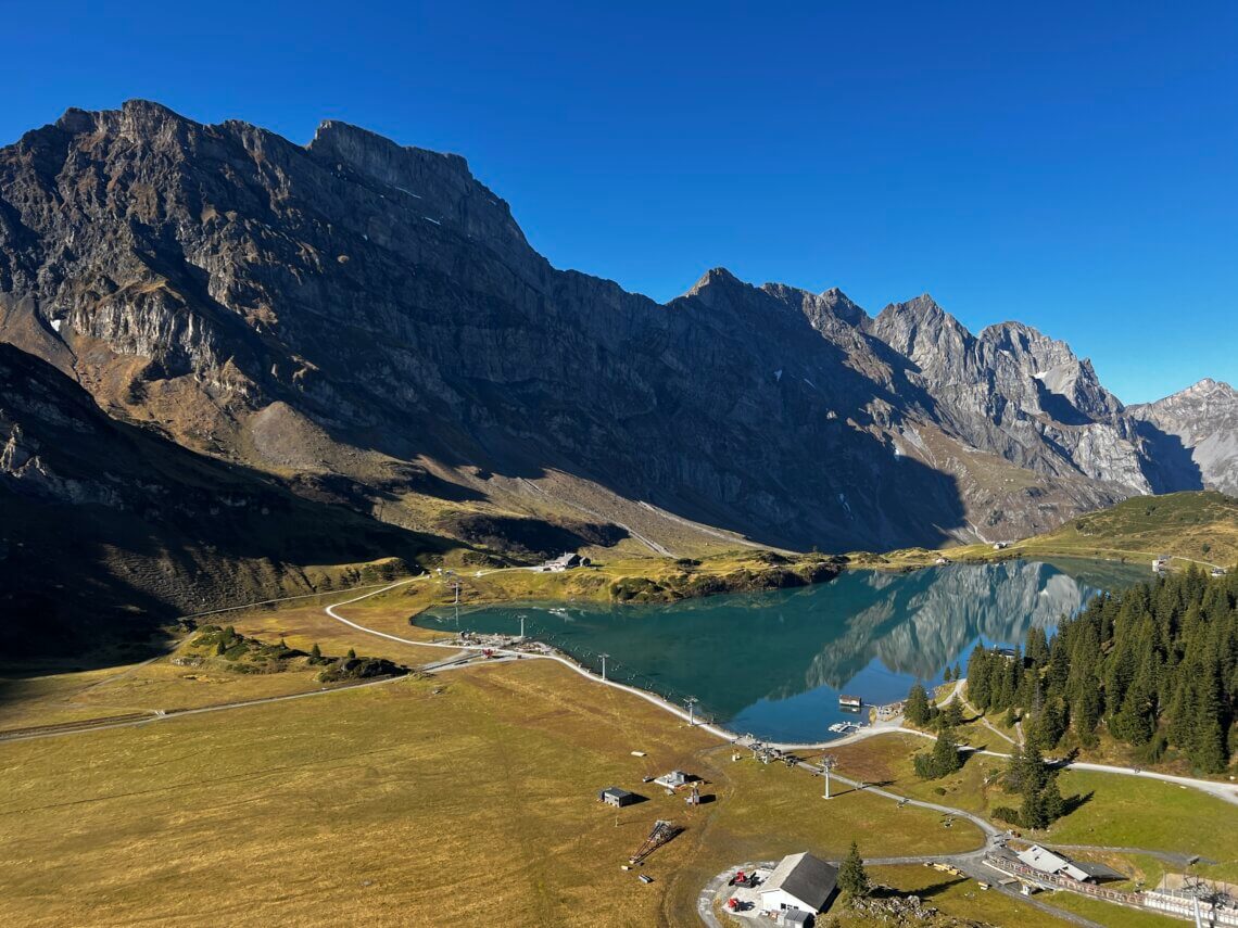 De prachtige Trübsee, die je ziet vanuit de gondel naar de Titlis in Engelberg.