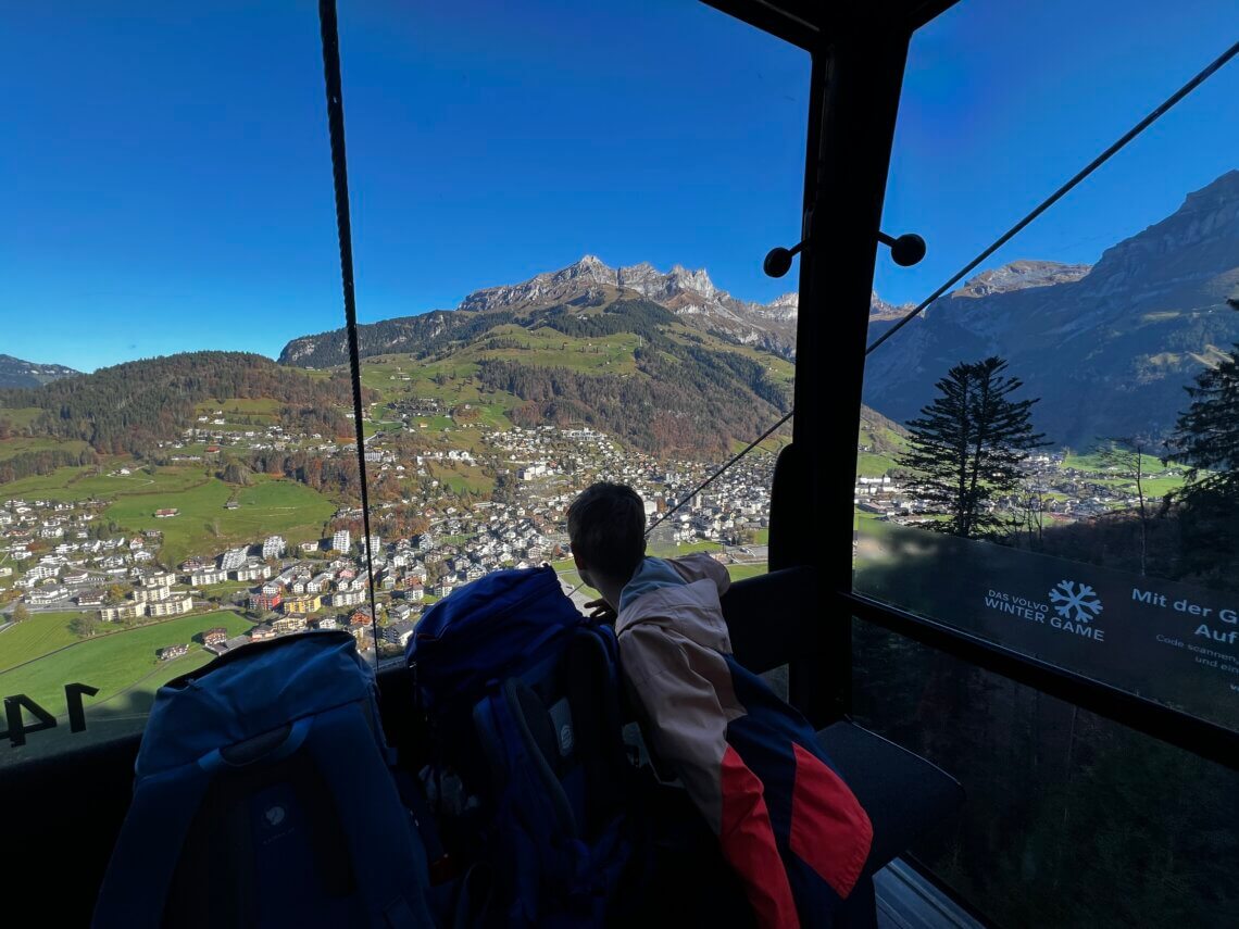 Onderweg naar de Titlis. Engelberg wordt steeds kleiner.