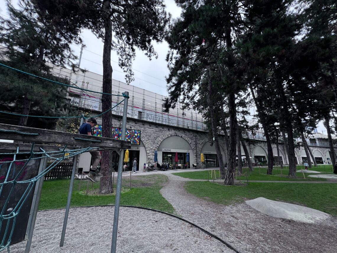 Het restaurant onder het viaduct met grote speeltuin.