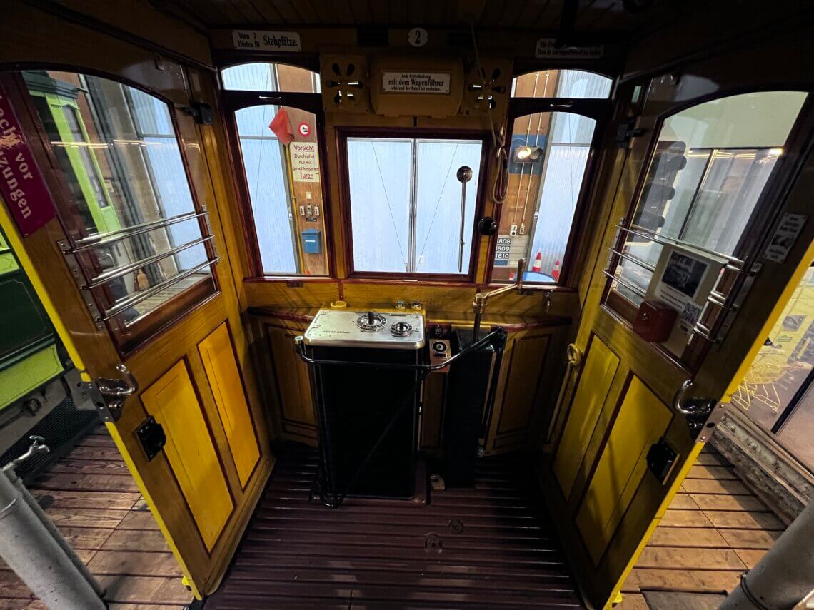 Hele oude trams bewonderen we in het Trammuseum van Zürich.