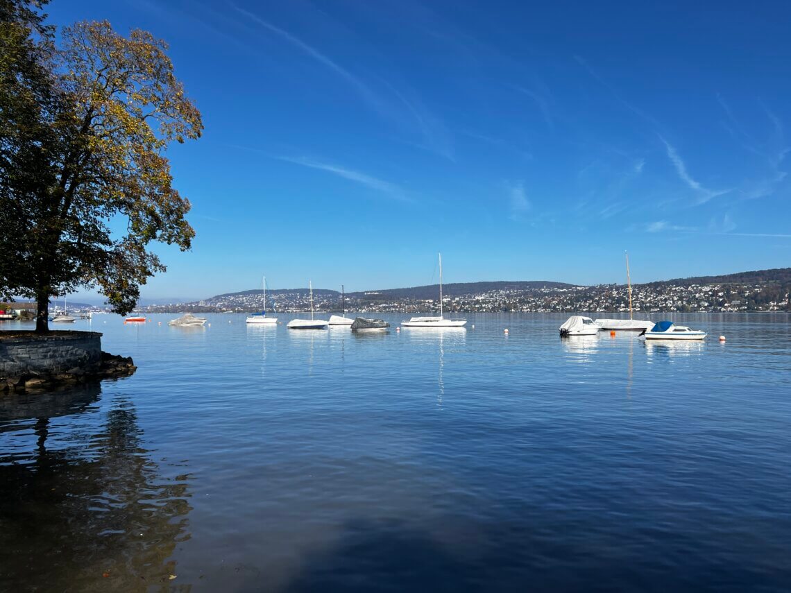 Vanaf Lindt wandelen we in een paar minuten naar het meer van Zürich,