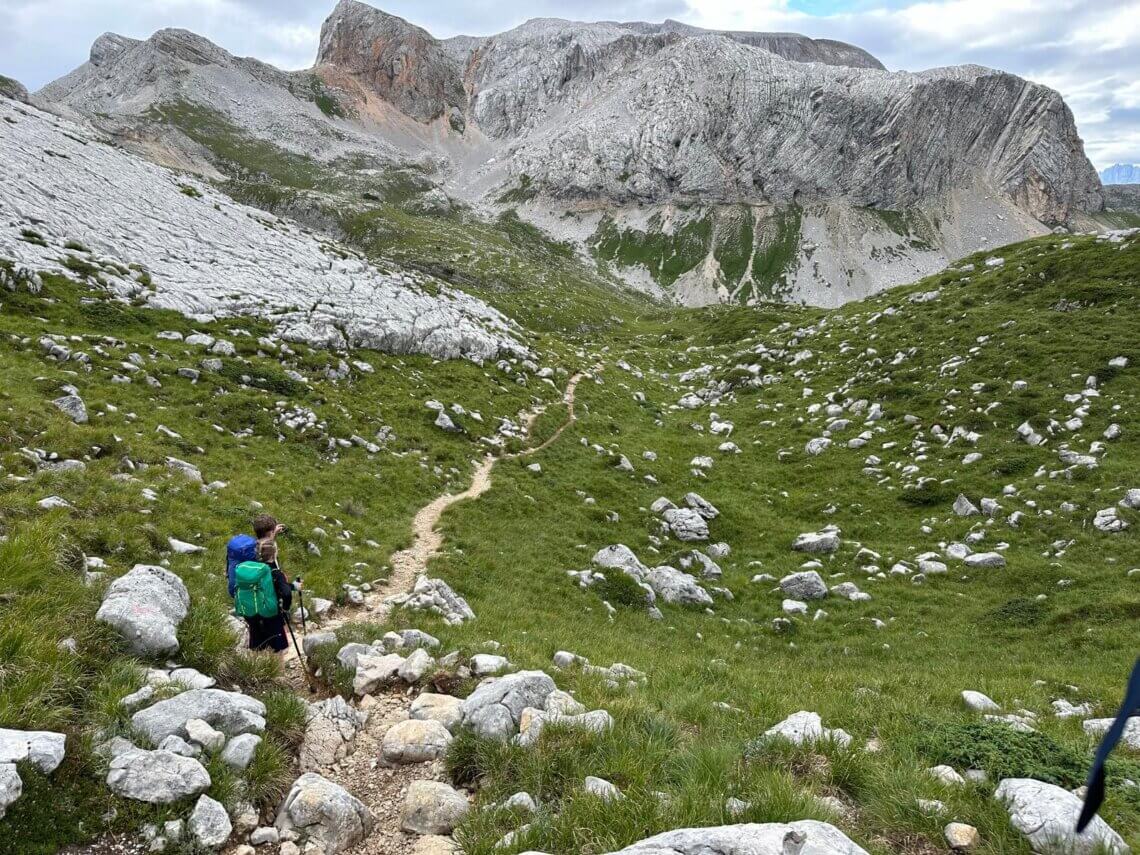 We kunnen het wandelpad tot in de verte zien!