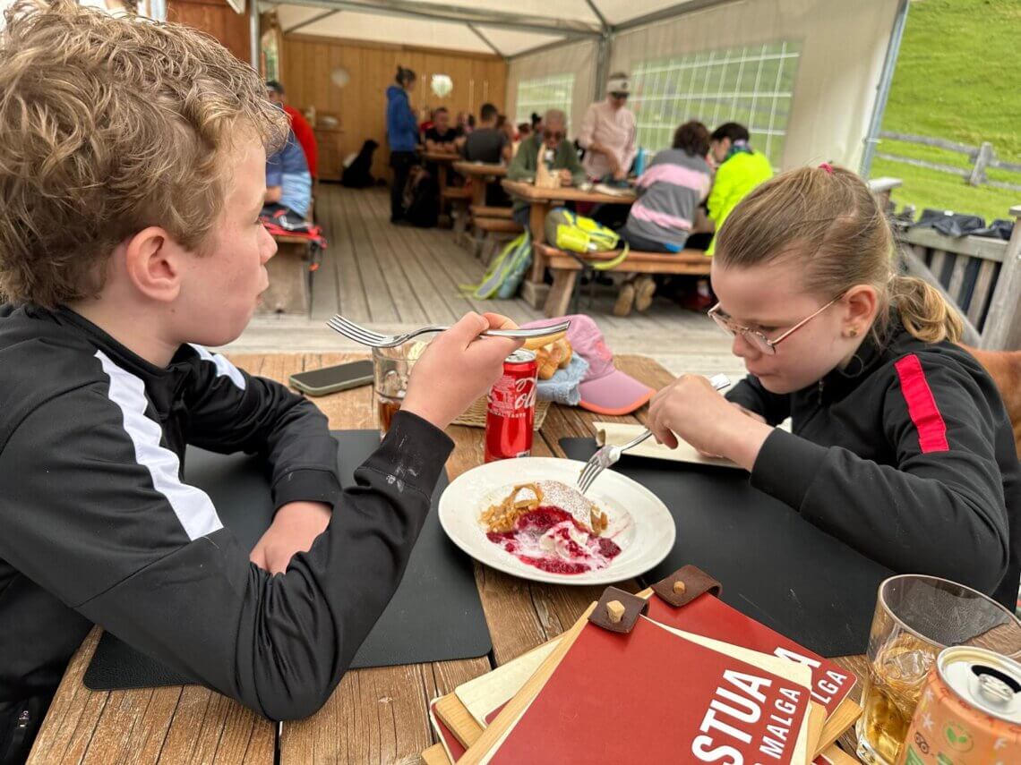 De kinderen genieten van een heerlijke lunch en als toetje een apfelstrudel gaat er wel in!