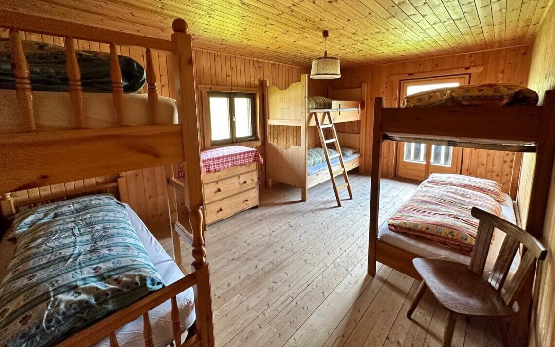 Onze slaapkamer, voor 6 personen maar we slapen er met z'n vieren. Bedden zijn voorzien van beddengoed!