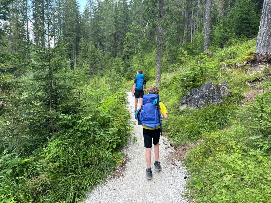 De laatste kilometers van onze huttentocht vanaf Lago di Braies.