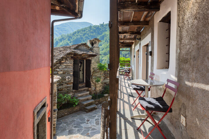 Rustici della Verzasca is een van de parels in Valle Verzasca.