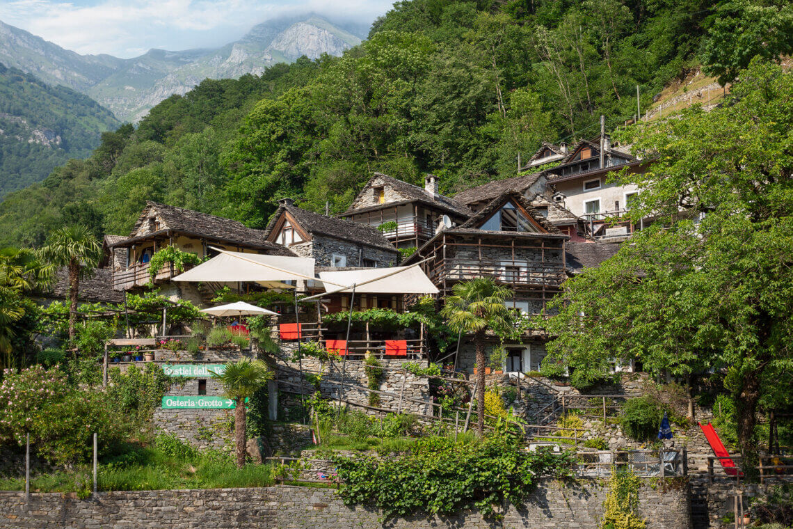 Rustici della Verzasca is een van de parels in Valle Verzasca.