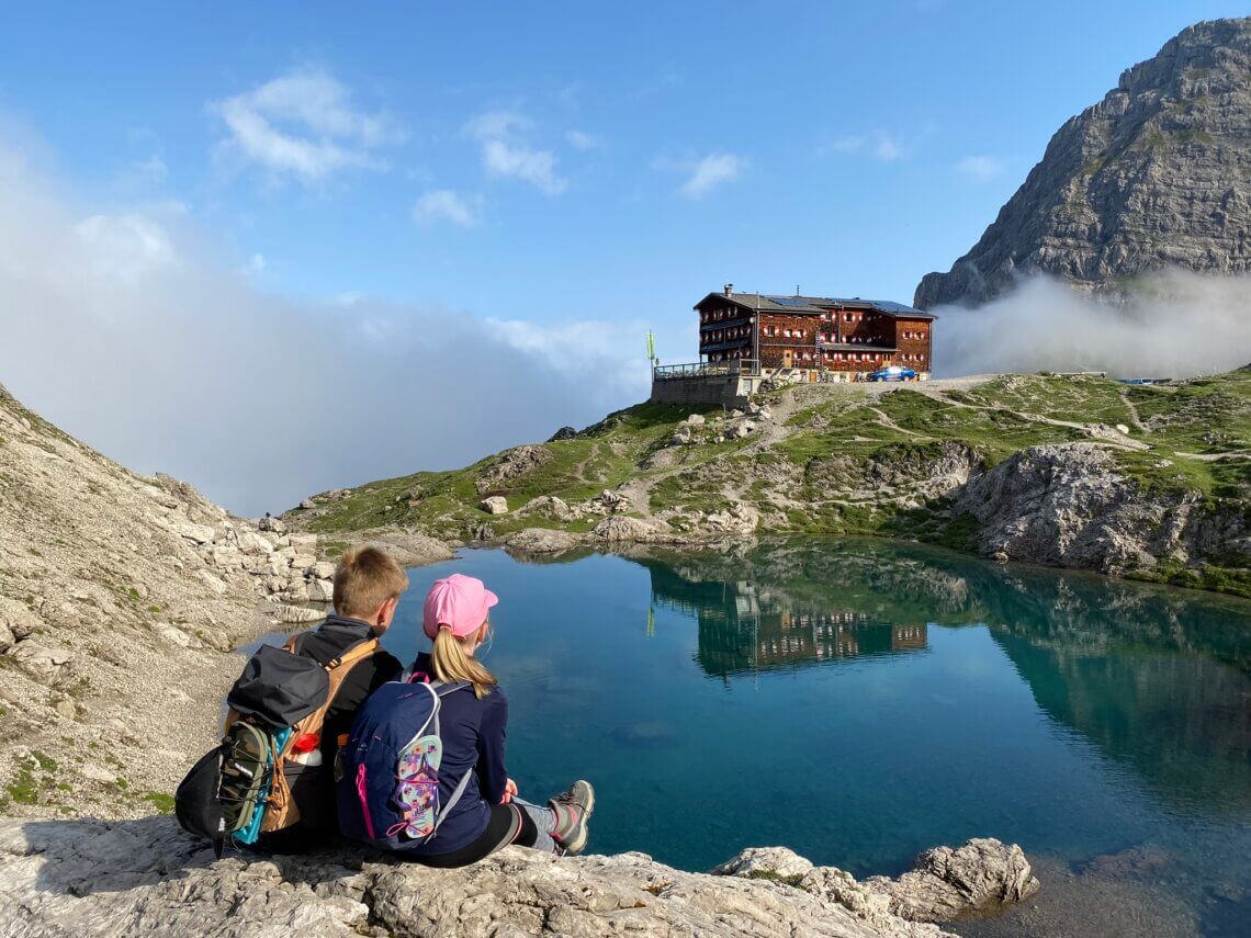 Wat mooi met op de achtergrond de hut waar we hebben geslapen! 