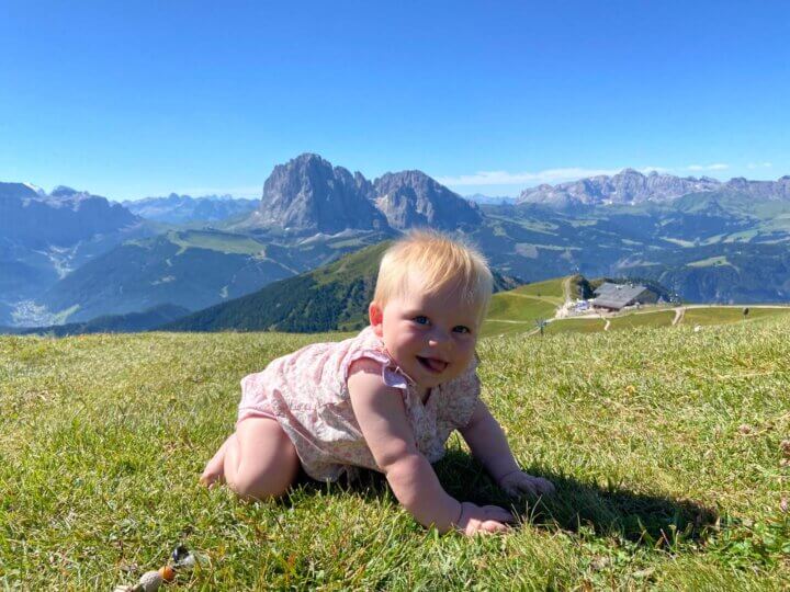 Met een baby in de bergen.