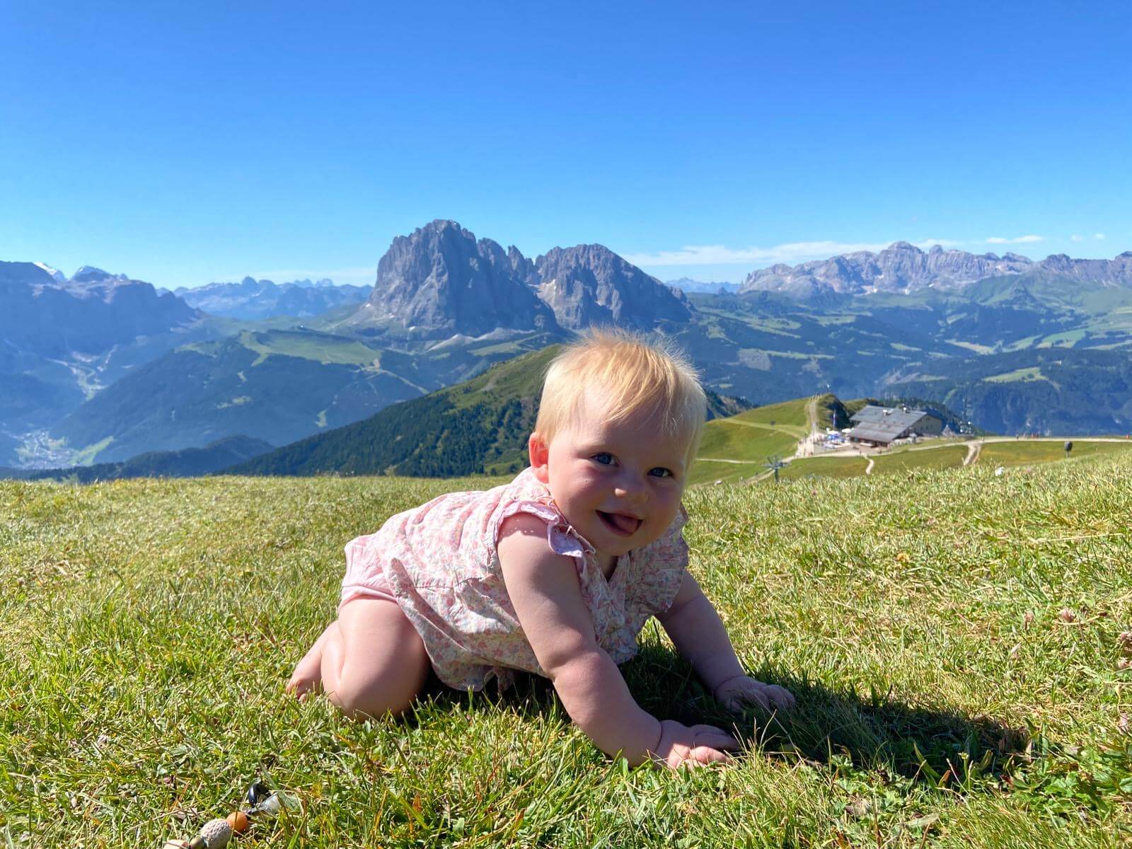 Met een baby in de bergen.